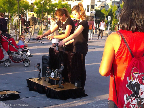 Buskers along La Concha's walkway