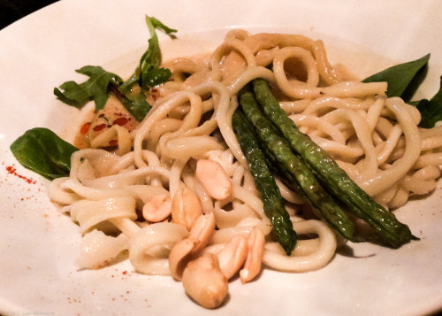 Thick noodles with green beans and peanut sauce